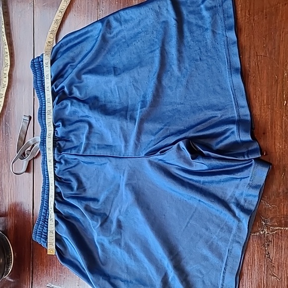 Mens shorts with elastic waist and draw strings. 2 side pockets - Picture 3 of 9